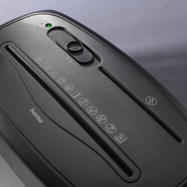 Hama “Safe X100CD” Document Shredder, Shredder with Security Level P4 T4 E3 