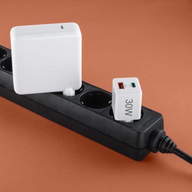 HAMA Бързо мини Gan зарядно, 30 W, 1x USB-C, 1x USB-A, PD, бял 