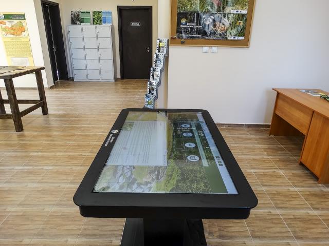 Interactive table base model InfoDart T435 