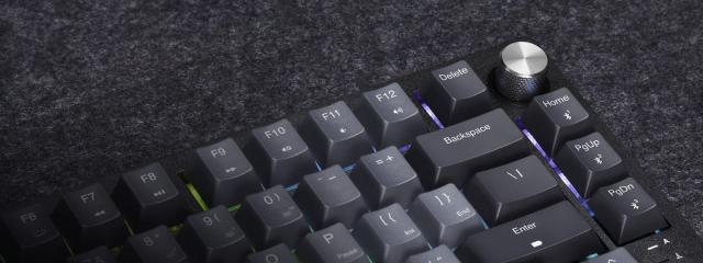 Геймърскa безжична/блутут механична клавиатура Corsair K65 Plus RGB 75% , Corsair MLX Fusion Tactile Yellow суич 
