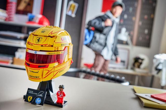 LEGO Editions Scuderia Ferrari HP Lewis Hamilton Helmet (43022) 