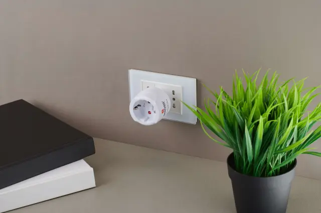 Skross универсален адаптер World to CH+IT+ Brasil, USB 